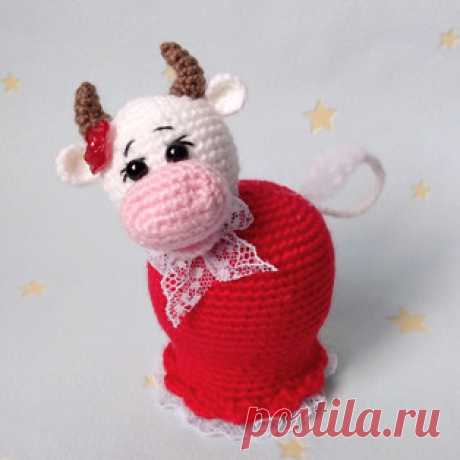 Коровка-игольница амигуруми. Схемы и описания для вязания игрушек крючком! Бесплатный мастер-класс от Тамары Кононовой по вязанию коровки-игольницы крючком. Высота вязаной игрушки примерно 11 см. Для изготовления такой малень…