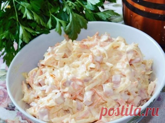 Салат из моркови с яблоком, сыром и ветчиной
Ингредиенты: 
Морковь — 1 шт. 
Ветчина — 200 г 
Яблоко — 2 шт. 
Сыр твердый — 50 г 
Чеснок — 2–3 зубчиков 
Майонез домашний — по вкусу 
Количество порций: 3-4 
Приготовление: 
1. Натрите сырую морковь на крупной терке. 
2. Добавьте нарезанную кубиками ветчину. 
3. Натрите на крупной терке твердый сыр. 
4. Добавьте измельченный чеснок и тертое яблоко. 
5. Заправьте салат майонезом. 
Приятного аппетита!