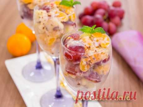 Фруктовый салат с фундуком и йогуртом