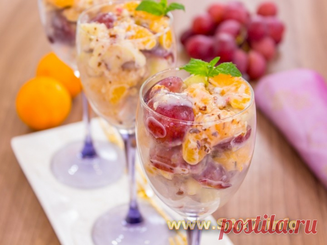 Фруктовый салат с фундуком и йогуртом