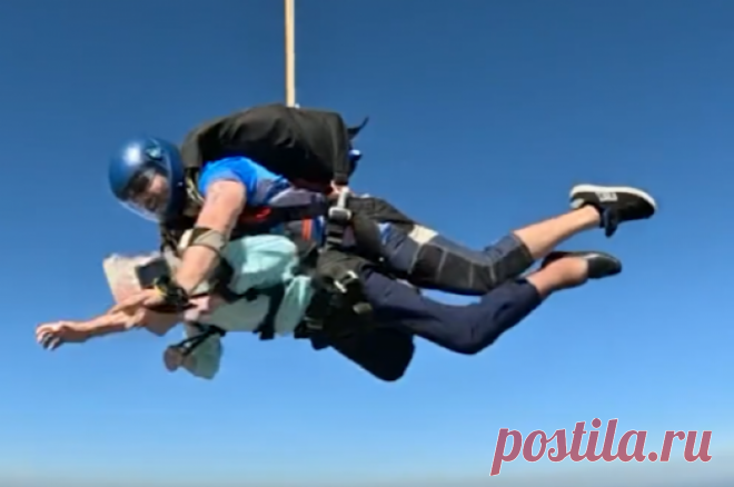 Прыгнувшая с парашютом 104-летняя американка Хоффнер побила мировой рекорд. Прыжок был совершён с высоты 4,1 тысячи метров.