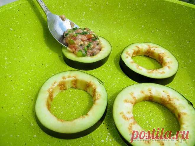 Все будут просить у вас рецепт! Улетная закуска баклажаны с фаршем / Eggplant with meat Такую закуску мужчины сметут первыми со стола! Вкусно, ярко, красиво, празднично! Можно есть в горячем и холодном виде.  Как приготовить баклажаны (овощи), что бы их ели с удовольствием? Добавить туда...