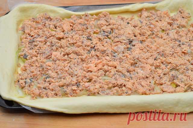 Рыбный пирогa
Приготовление:>>> http://best.chiefcooker.ru/rybnyj-pirog
С детства очень люблю мамин рыбный пирог, но никак не решалась его приготовить собственноручно. Узнав у мамы точный рецепт, решила попробовать. Получилось очень вкусно! Ингредиенты очень простые: постное дрожжевое тесто, любимая консервированная рыба и лук.