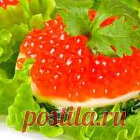 Салат «Царская пища» с красной икрой, рисом и семгой