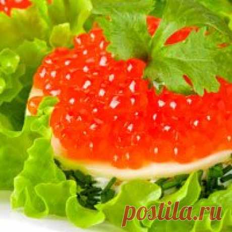 Салат «Царская пища» с красной икрой, рисом и семгой