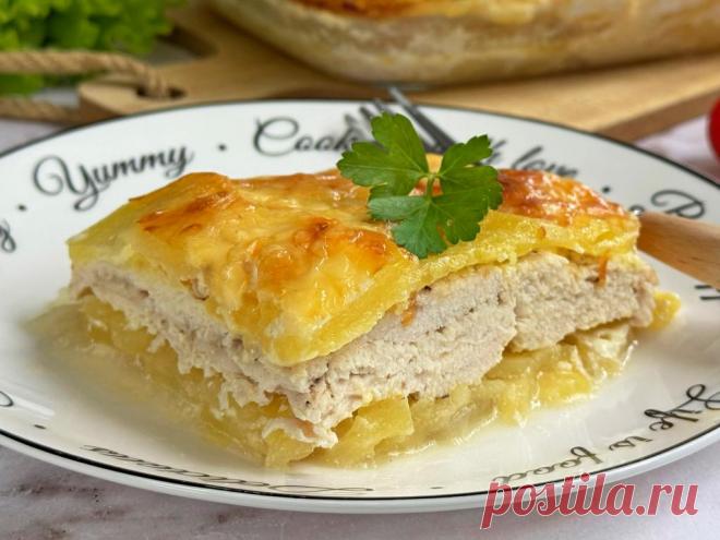 Картошка по-французски с курицей и сыром в духовке Картошка по-французски с курицей и сыром - это сытное и вкусное блюдо, которое готовится в духовке. Оно сочетает в себе нежное куриное филе и картофель с аппетитной сырной корочкой сверху.