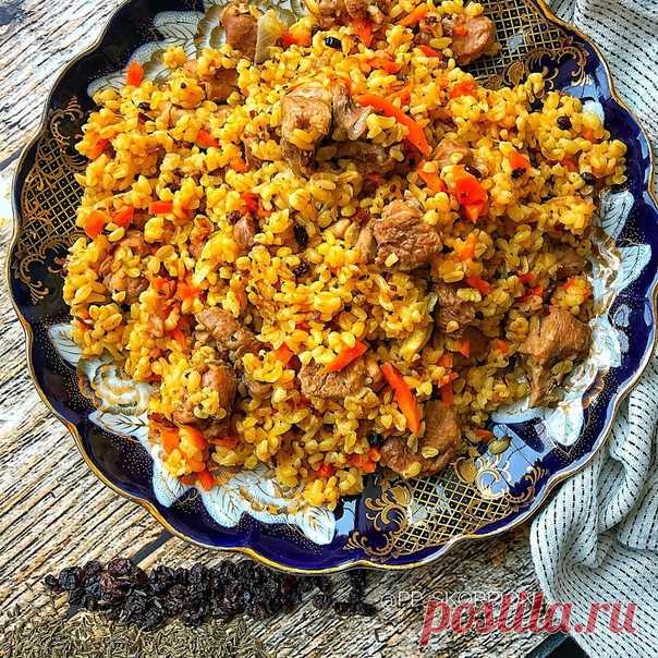 Плов с булгуром  
⠀ 
Это блюдо получается очень нежным и вкусным 
⠀ 
КБЖУ на 100 гр ~ 155/10.4/4.4/16 

Ингредиенты:
филе бедра индейки - 500 гр 
булгур - 300 гр 
морковь - 2 шт (~160 гр) 
лук репчатый - 150 гр 
помидоры в собственном соку (у пеня перетертые) или томатный сок - 4-5 ст.л 
чеснок - 1 головка 
соль и приправа для плова 

Приготовление:
⠀ 
нарезать небольшим кубиком мясо, положить в мультиварку. Готовить на режиме «жарка» 10 минут 
морковь порезать соломкой, л...