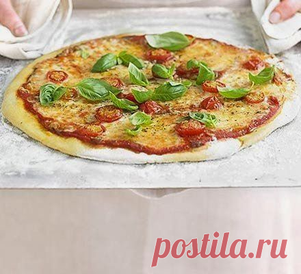 ПИЦЦА "МАРГАРИТА" Классическая ! **Рецепт по порядку! *Соус: смешать томат/паста 100мл+олив/масло 1ст/л+измел/свежий базилик 2ст/л или сухой 1ч/л+чеснок 1зуб+соль, перец. *Готовое тесто  раскатать d 25-35см. Настоящая Итальянская пицца очень тонкая, с хрустящими пышными краями, которые поднимутся в духовке! Основу смазать соусом, выложить начинку: половинки Черри+кусочки Моцарелла+тертый Пармезан, сбрызнуть олив/маслом. Выпекать 8-10мин, при t-230. Украсить листиками базилика!