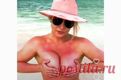 Бритни Спирс снялась топлес и смутила фанатов новой прической. Американская певица Бритни Спирс снялась топлес и смутила фанатов новой прической. Знаменитость разметила ролик, в котором она позирует на пляже в трусах, прикрывая руками обнаженную грудь. При этом она дополнила свой образ солнцезащитными очками и шляпой, из-под которой видны собранные в хвост короткие пряди волос.