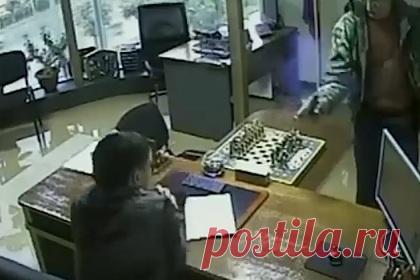 Мужчина остался жив благодаря давшему осечку пистолету нападавшего. Приморский суд арестовал местного жителя, попытавшегося застрелить своего знакомого в ходе конфликта из-за квартирного вопроса. 59-летнего мужчину обвиняют в покушении на убийство. По версии следствия, 21 сентября он пришел в офис в городе Артем, где работал его 36-летний знакомый, с намерением его убить.