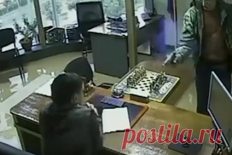 Мужчина остался жив благодаря давшему осечку пистолету нападавшего. Приморский суд арестовал местного жителя, попытавшегося застрелить своего знакомого в ходе конфликта из-за квартирного вопроса. 59-летнего мужчину обвиняют в покушении на убийство. По версии следствия, 21 сентября он пришел в офис в городе Артем, где работал его 36-летний знакомый, с намерением его убить.