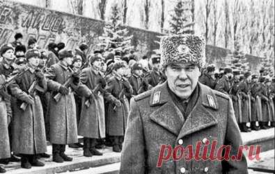 Как это было? Переворот генерала Рохлина 51-летний боевой генерал и депутат Государственной думы, он был застрелен на своей подмосковной даче из своего же наградного пистолета. Трагедия произошла глубокой ночью 3 июля 1998 года. Что случилось? По версии следствия, убийство Льва Рохлина совершила жена генерала Тамара, которая чувствовала себя лишней в его полной государственных забот жизни. Это она выстрелила мужу в голову. Возможно, она действовала в состоянии аффекта? Пон...