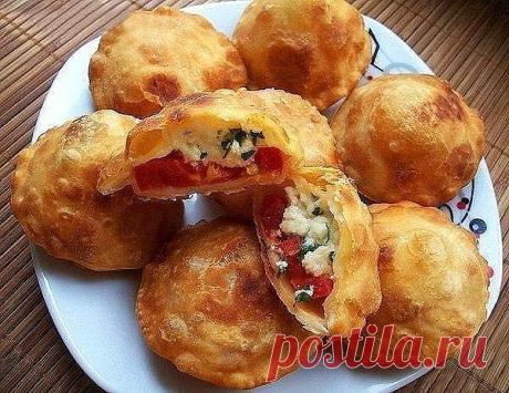 Хрустящее тесто идеально сочетается с ароматными помидорами, творожной начинкой, чесноком и зеленью, они получаются очень сочными и ароматными! >>>
Тесто:==Мука — 3,5ст 
Вода (кипяток) — 1 ст ==Раст. масло — 4 ст.л 
==Сахар — 1 ч.л 
==Соль — 1 ч.л 
>>>Начинка: 
===Помидоры — 5 шт 
===Брынза (или творог) — 200 г 
===Чеснок — 2 зуб 
==Зелень 
==Соль