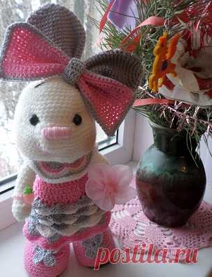 Кукла-зайка, связанная крючком.