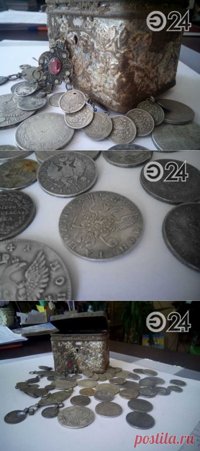 В Татарстане при ремонте интерната нашли сундучок с монетами и украшениями