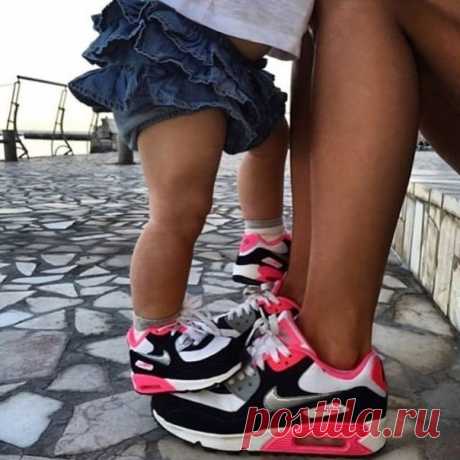 Когда у Вас проблемы, обнимите своего ребенка. Тогда Вы поймете, если он рядом, жив и здоров, у Вас нет проблем. Все остальное просто мелочи жизни!