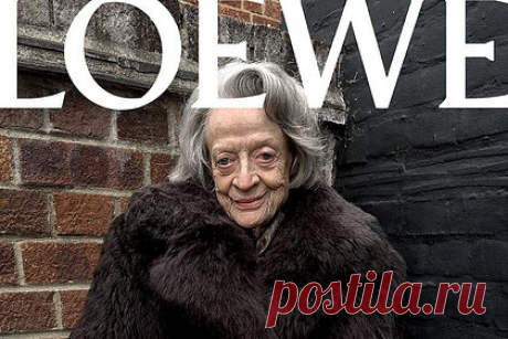 88-летняя звезда «Гарри Поттера» снялась в рекламе модного бренда. Обладательница «Оскара» английская актриса Мэгги Смит снялась в рекламе испанского модного дома Loewe. На размещенных кадрах она предстала в черно-белом платье с оборками, а также черных колготках и туфлях им в тон. Кроме того, артистка примерила коричневую шубу с воротом.