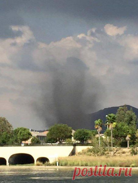 Торнадо немезоциклонного происхождения в Менифи (Калифорния, США, 17.10.2015). / Социальная погода