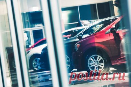 Штрафовать за езду без номеров пока не будут: дилеры не готовы сами ставить машины на учёт Право регистрировать новые только что проданные автомобили появилось у официальных дилеров с начала текущего года. Но они не спешат использовать эту возможность. Изменить процедуру постановки автомоби