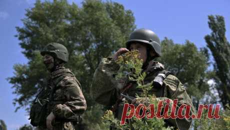 Убивший деда вагнеровец выступил перед школьниками как герой СВО. Боец частной военной компании (ЧВК) &quot;Вагнер&quot; Александр Расправин выступил перед учащимися в Нижегородской области как герой специальной военной операции (СВО) РФ на Украине. Подробностями о встрече с ним поделились в группе ...