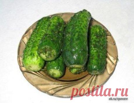 Малосольные огурчики без рассола
Огурчики получаются вкусные и хрустящие, а главное быстро!
Вам потребуется:
1 кг огурцов (маленьких)