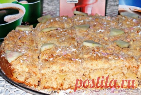 Пирог с яблоками. Мягкий, очень нежный, вкусный, ароматный, с хрустящей сладкой корочкой сверху.
Ингредиенты: 
2 яйца; 
110 гр. Сахара; 
1,5 стакан муки; 
1,5 ч. л. разрыхлителя; 
0,5 стакана растительного масла; 
2-3 яблока. 
Для посыпки: 
30 г сливочного масла; 
80 г муки; 
80 г коричневого (или белого) сахара. 
Приготовление: 
Яйца взбить с сахаром.Всыпать муку с разрыхлителем, тщательно взбить до однородности.Влить растительное масло и снова взбить.Яблоки вымыть,очистить от кожуры,нарезат