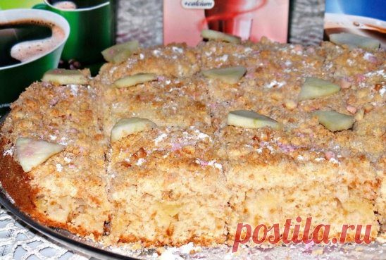 Пирог с яблоками. Мягкий, очень нежный, вкусный, ароматный, с хрустящей сладкой корочкой сверху.
Ингредиенты: 
2 яйца; 
110 гр. Сахара; 
1,5 стакан муки; 
1,5 ч. л. разрыхлителя; 
0,5 стакана растительного масла; 
2-3 яблока. 
Для посыпки: 
30 г сливочного масла; 
80 г муки; 
80 г коричневого (или белого) сахара. 
Приготовление: 
Яйца взбить с сахаром.Всыпать муку с разрыхлителем, тщательно взбить до однородности.Влить растительное масло и снова взбить.Яблоки вымыть,очистить от кожуры,нарезат