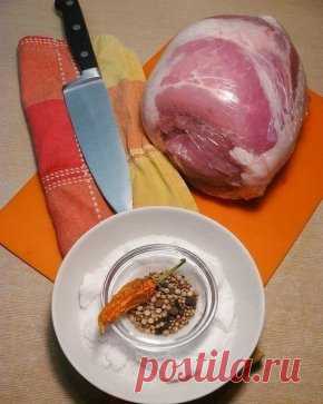 Ветчина домашняя
Ветчину и готовое мясо в магазинах я уже давно не беру. Особенно после того, как один раз попытался поджарить кусочек варено-копченого окорока одного из местных производителей. В результате, на сковороде у меня оказался сморщенный, серый кусочек непонятно чего в противно пахнущей, пузыристой жидкости. Сковороду-то я конечно отмыл, но 