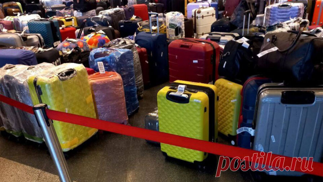 В аэропорту Внуково сбой в системе приема багажа привел к крупным очередям. Во Внуково люди вынуждены стоять в гигантских очередях из-за остановившихся багажных лент. Об этом сообщает Telegram-канал Baza. Устройства не работают на стойках регистрации несколько часов, поэтому пассажиры вынуждены относить чемоданы ...