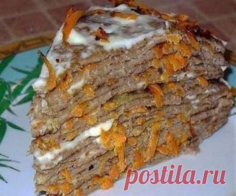 Печеночный торт со сметанным соусом. 
Я очень давно хотела приготовить печеночный торт, но рецепты, где жареные печеночные блины промазываются майонезом мне не нравились из – за высокой калорийности и не полезности. Поэтому я решила заменить майонез на сметану и добавить в соус немного зелени, вышло очень вкусно. 
Этот торт с легкостью может стать очень необычной и красивой закуской на любой праздничный стол. В начинку печеночного торта можно добавлять помидоры, тертый сыр, грибы, болгарский пе