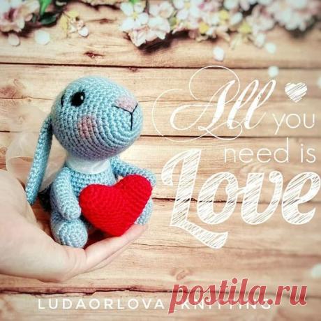 Бесплатный мастер-класс по вязанию Зайка с сердечком крючком. Автор - Людмила Орлова