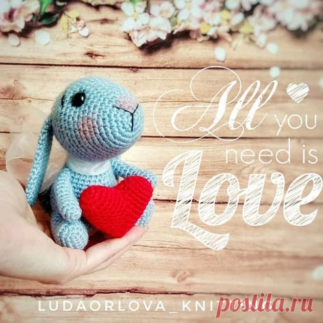 Бесплатный мастер-класс по вязанию Зайка с сердечком крючком. Автор - Людмила Орлова