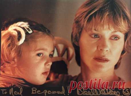 Ди Уоллес-Стоун и Дрю Бэрримор