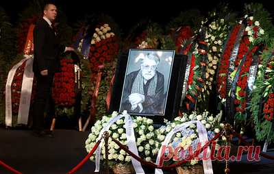 В Театре сатиры проходит прощание с Ширвиндтом. Проститься с артистом, в частности, пришли Владимир Винокур, Игорь Золотовицкий, Амаяк Акопян, Константин Райкин, Юрий Назаров, Валерий Баринов