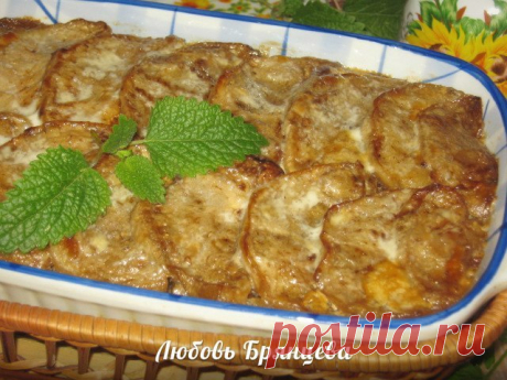 Шикарная горячая закуска — баклажаны, запеченные с грибами  в сметанном соусе.