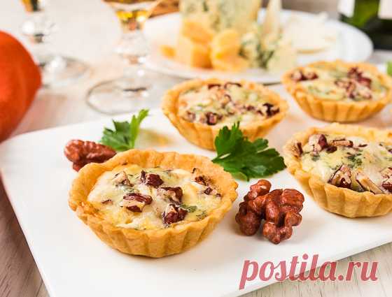 Тарталетки с грушей и голубым сыром на Вкусном Блоге Это еще одно классическое сочетание, воплощенное в виде тарталетки (предыдущим в этом блоге был тарт “Капрезе”). Это отличная закуска к вину. Такие тарталетки лучше подавать свежими, но охлажденными до комнатной температуры. Назавтра они тоже неплохи, но в свежем виде их вкус раскрывается лучше всего. Сорт голубого сыра вы можете подобрать…