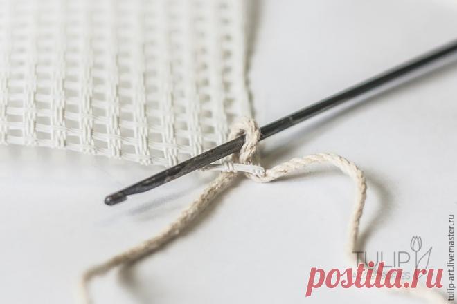 Мастерица вяжет крючком по канве — посмотрите какая красота у нее получается