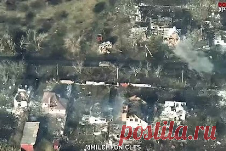 Бегущий за бросившим его бронетранспортером боец ВСУ попал на видео. Бойцов Вооруженных сил Украины (ВСУ) бросили на поле боя и заставили бежать за уезжающим бронетранспортером, один из них попал на видео. Украинцу удалось остановить БТР на дороге, но он не смог в него залезть. Через несколько секунд американский M113 резко поехал вперед, а военному пришлось бежать по дороге за ним.