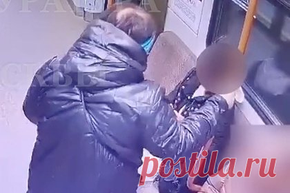 Драка пенсионерки и молодой россиянки в вагоне метро попала на видео. Драка пенсионерки и молодой россиянки в вагоне московского метрополитена попала на видео. На кадрах видно, как пожилая женщина подходит к сидящей в вагоне девушке и хватает ее, пытаясь выбить из рук смартфон, после чего прижимает соперницу к спинке сиденья. Девушка вырывается.