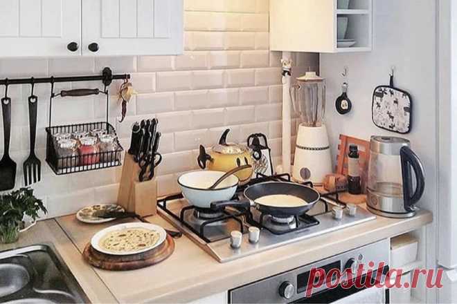 12 умных идей для маленькой кухни | kitchendecorium.ru | Пульс Mail.ru Делимся практичными идеями для маленькой кухни площадью 5-7 кв. метров: как выкроить дополнительные места хранения из ниоткуда, вместить все...