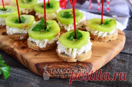 Бутерброды со сливочным сыром, киви и крабовыми палочками — рецепт с фото на Русском, шаг за шагом. Предлагаю еще один вариант вкусных бутербродов, который отлично подойдет для праздничного застолья и не только. #бутерброды #закуски #закуска #новыйгод #рождество #закусочка #бутеры #еда