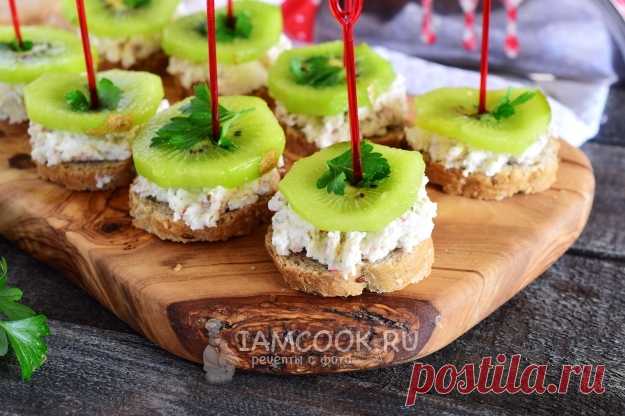 Бутерброды со сливочным сыром, киви и крабовыми палочками — рецепт с фото на Русском, шаг за шагом. Предлагаю еще один вариант вкусных бутербродов, который отлично подойдет для праздничного застолья и не только. #бутерброды #закуски #закуска #новыйгод #рождество #закусочка #бутеры #еда