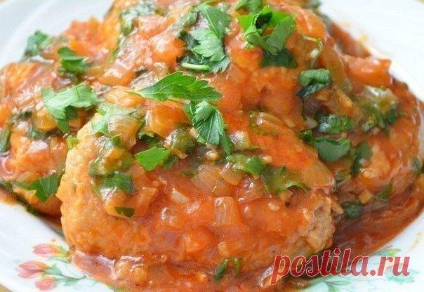 ТОП-9 САМЫХ ВКУСНЫХ БЛЮД ИЗ ФАРША 1. Запеканка картофельно — мясная
Ингредиенты: 
— фарш 300-400гр— лук 2-3шт— картошка 3 шт крупные— грибы (вареные или маринованные) 150гр— 1 помидор— чеснок 3 зуб— сметана в фарш 1-2 ст л— хмели -сун…