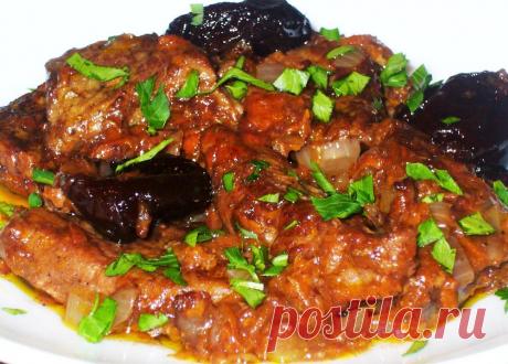 Гуляш, из говядины тушенный с кофе и черносливом Гуляш, из говядины тушенный с кофе - незабываемый пикантный вкус, который по достоинству оценят гурманы. Придумали гуляш венгерские повара.