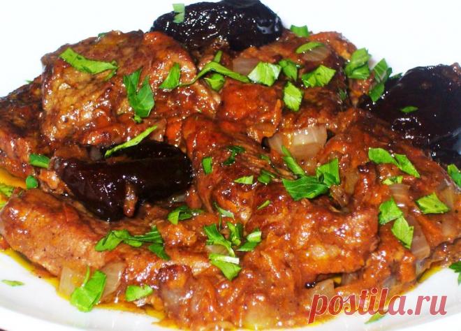 Гуляш, из говядины тушенный с кофе и черносливом Гуляш, из говядины тушенный с кофе - незабываемый пикантный вкус, который по достоинству оценят гурманы. Придумали гуляш венгерские повара.