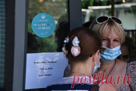 Россияне начали сильнее бояться коронавируса. Компании «Росгосстрах жизнь» и «Росгосстрах» провели опрос с участием 1,5 тысячи человек и сделали выводы о главных страхах россиян. Как отметили респонденты, больше всего они боятся болезни близких или родных. Реже всего россияне опасаются собак и закрытия границ для путешествий.