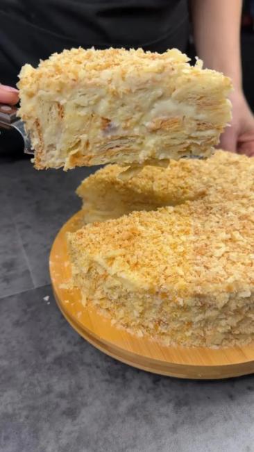 Вот простой и вкусный рецепт ленивого торта "Наполеон", который сможет приготовить даже ребенок!

Ленивый торт "Наполеон"

Ингредиенты

Для основы:
Слоеное тесто — 800-850 г
Для крема:
Молоко — 1 л
Сахар — 1 стакан
Яйцо — 2 шт.
Мука — 3 ст. л.
Сливочное масло — 100 г
Ванильный сахар — 5 г

Приготовление

Приготовление основы:

Разогрейте духовку до 200°C.
Раскатайте слоеное тесто в тонкий пласт и нарежьте его на прямоугольники или квадраты (по желанию).
Выложите тесто на п...