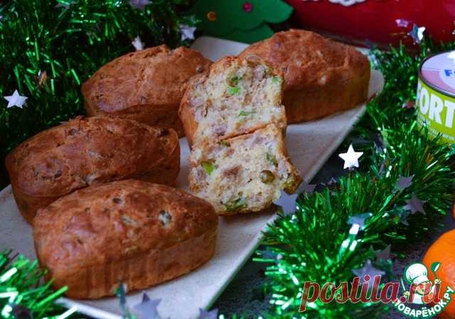 Сырные кексы с тунцом и горошком. Праздничные, закусочные кексы, на новогоднем столе им точно найдётся место. Сытные, вкусные горячими, ничуть не хуже и "вчерашние". Хорошо взять для перекуса на зимнюю прогулку. Понравятся и детям, ведь явного рыбного вкуса не слышно абсолютно. Рекомендую.