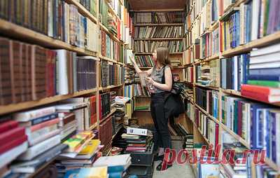 Эксперт считает, что продажа книг Акунина приравнена в РФ к финансированию терроризма. По словам адвоката Дмитрия Аграновского, после внесения писателя в реестр террористов и экстремистов "любые отчисления в его адрес означают финансирование терроризма, за что в уголовном кодексе предусмотрено суровое наказание"