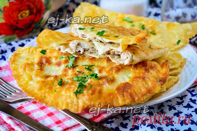 Самый удачный рецепт домашних чебуреков Чебуреки домашние всегда вкуснее и сочнее тех, что продаются в магазинах и на рынках. Но не каждой хозяйке под силу овладеть искусством приготовления хрустящих лепешек с сочной мясной начинкой. В этом поможет проверенный, самый удачный рецепт на заварном тесте. А фото пошагового приготовления упростят процесс.Также следует знать несколько правил. Во-первых, тесто должно быть хорошо вымешано, без комочков и трещин. Во-вторых, начинка ...